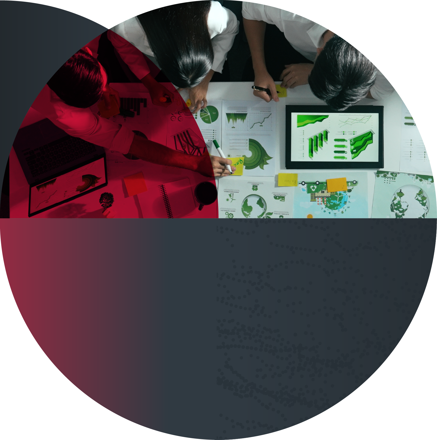 Equipe reunida analisando relatórios e gráficos